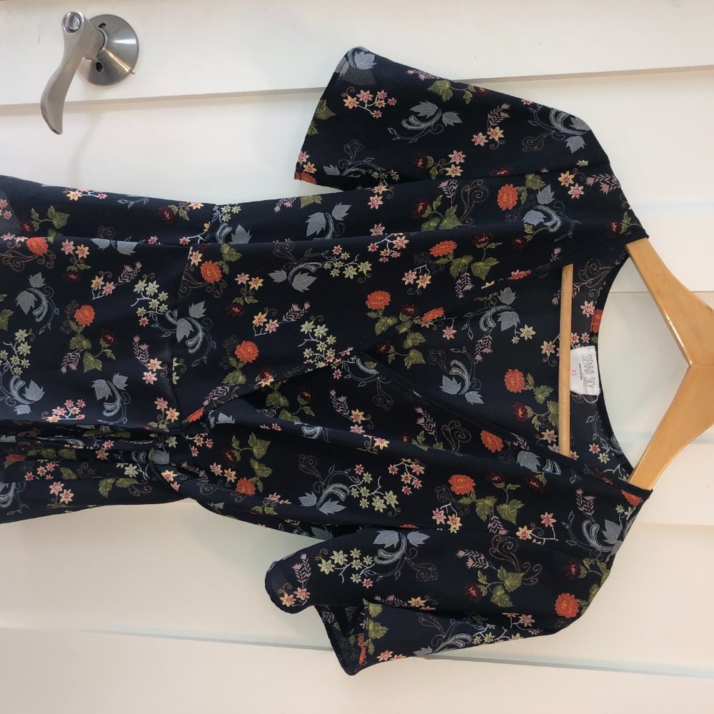 Womens Floral v-neck top